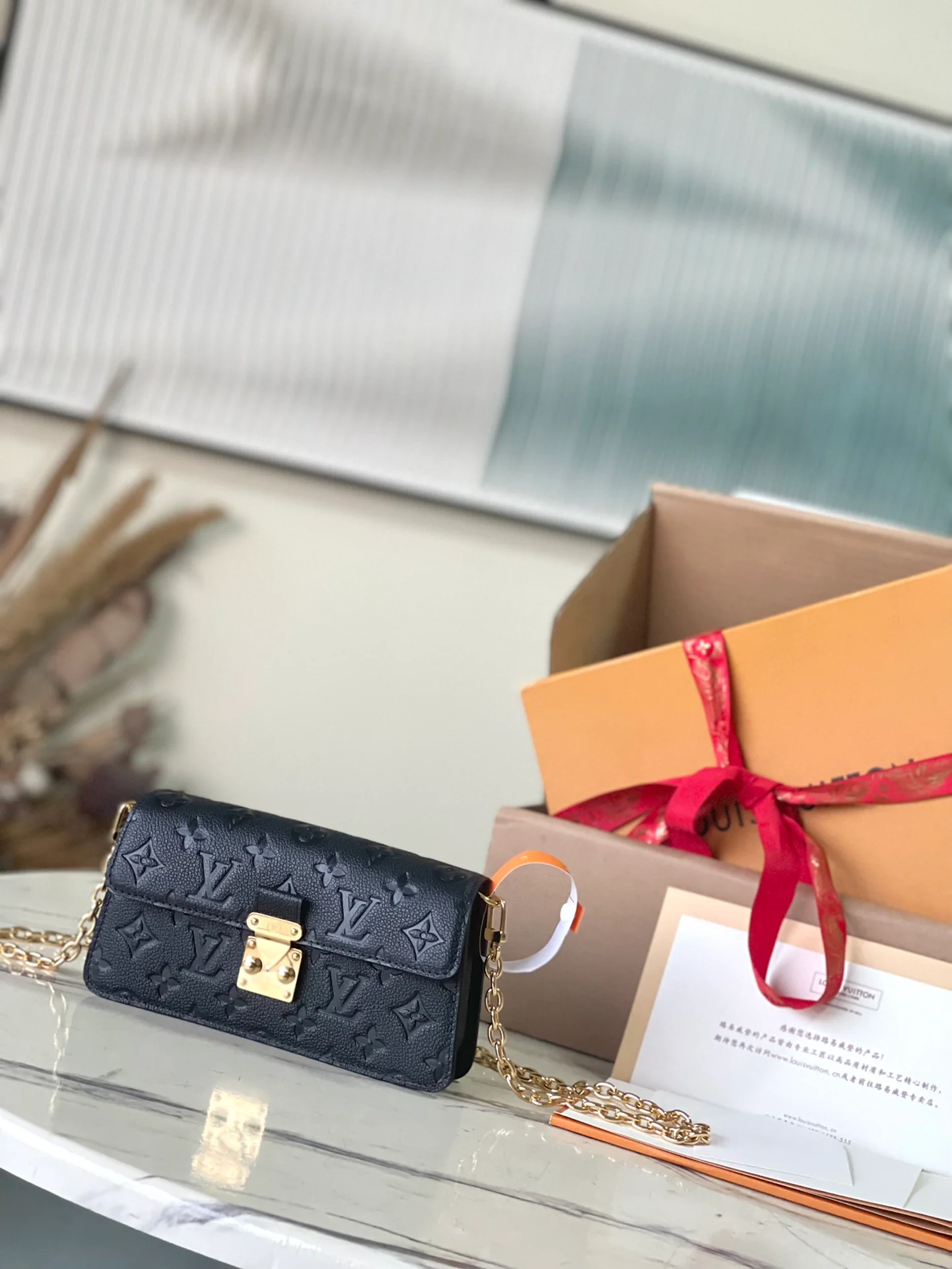 m82637-LV-кошелек-на-цепочке-metis-сумка-кроссбоди-черная тисненая кожа