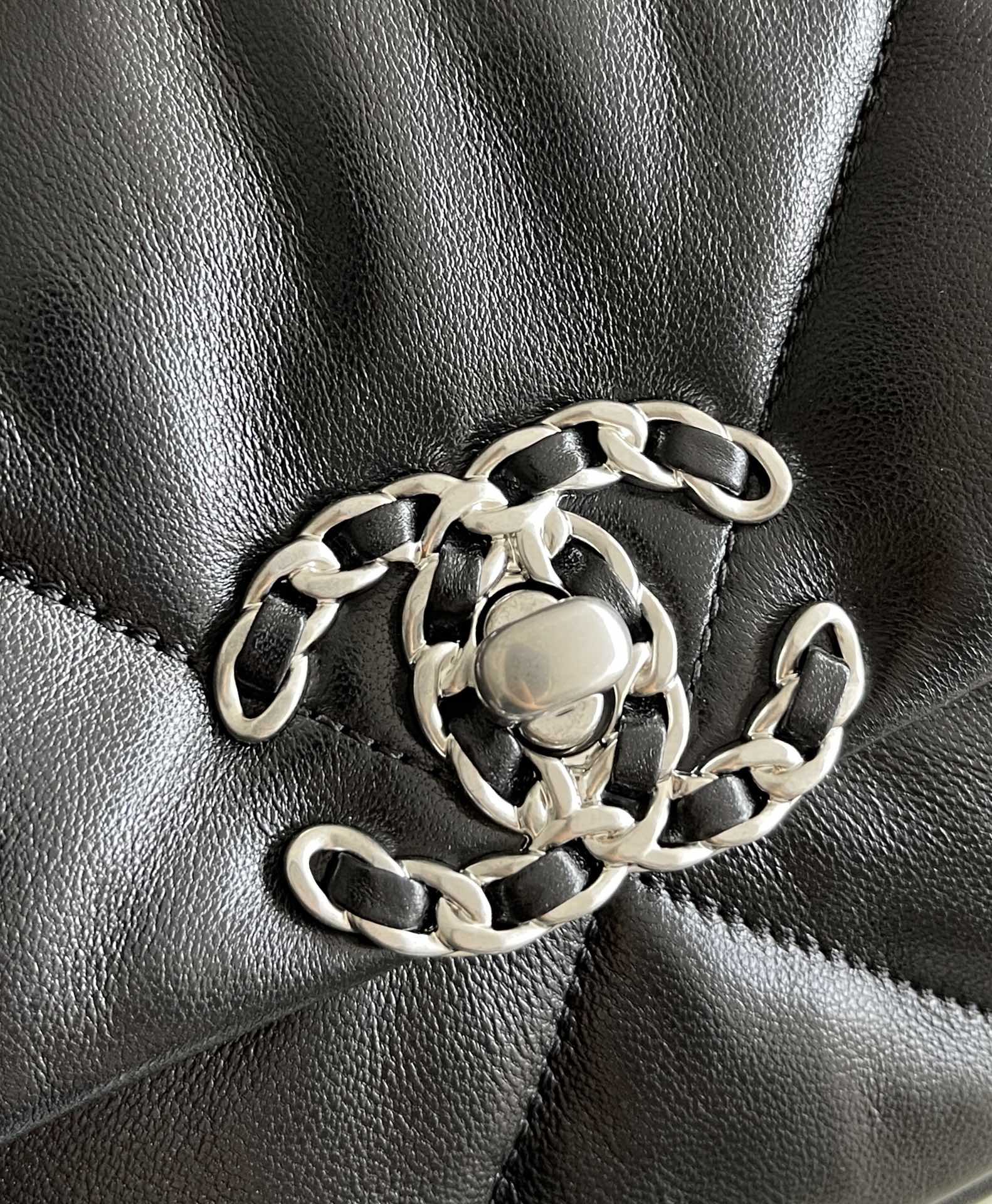 Коллекция Chanel ?Ранняя весна 2022? — сумка № 19 — черная с серебристой фурнитурой — маленькая.