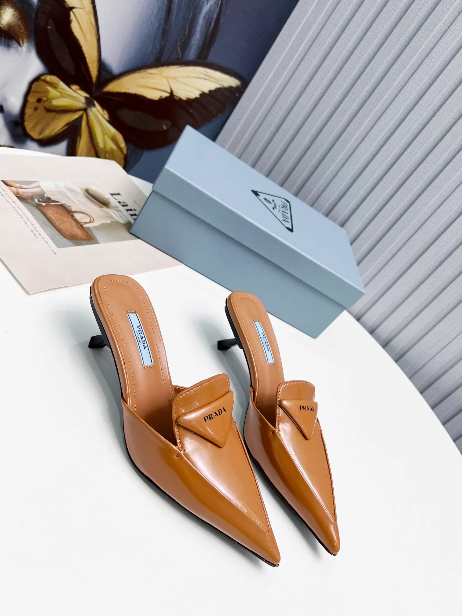 Коричневые туфли Prada на каблуке с острым носком