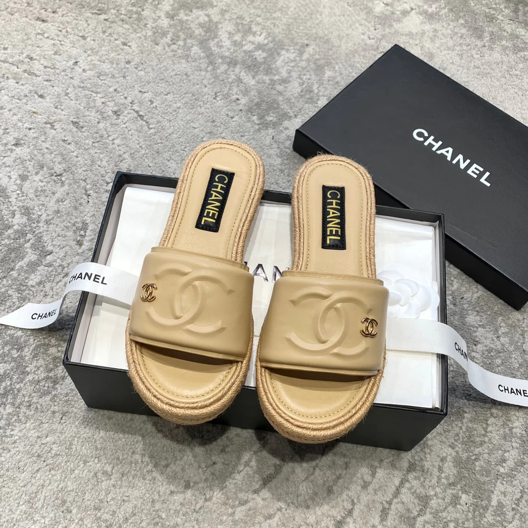 Новинка сезона весна/лето 2023 от Chanel - тапочки 3D Double C - абрикосовый цвет.