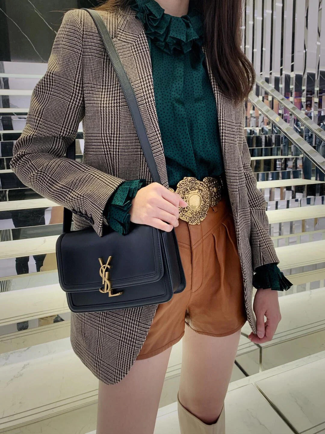 Сумка YSL Solferino Tofu Bag - Черная - 23 см - На фото: В образе.