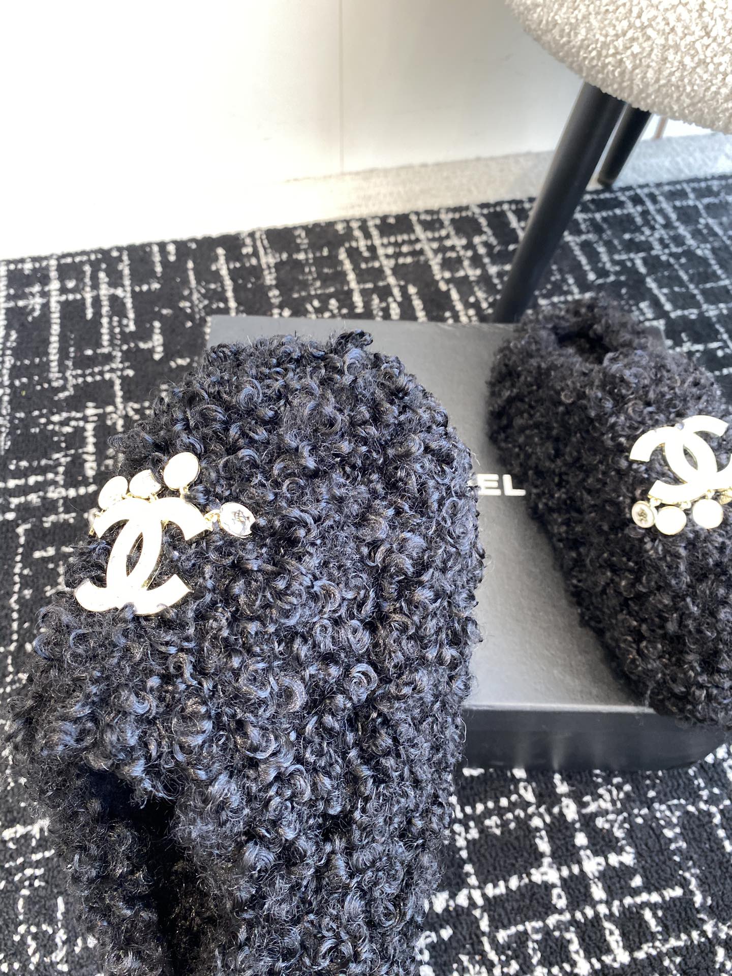 Меховые тапочки Chanel 2024 - черные