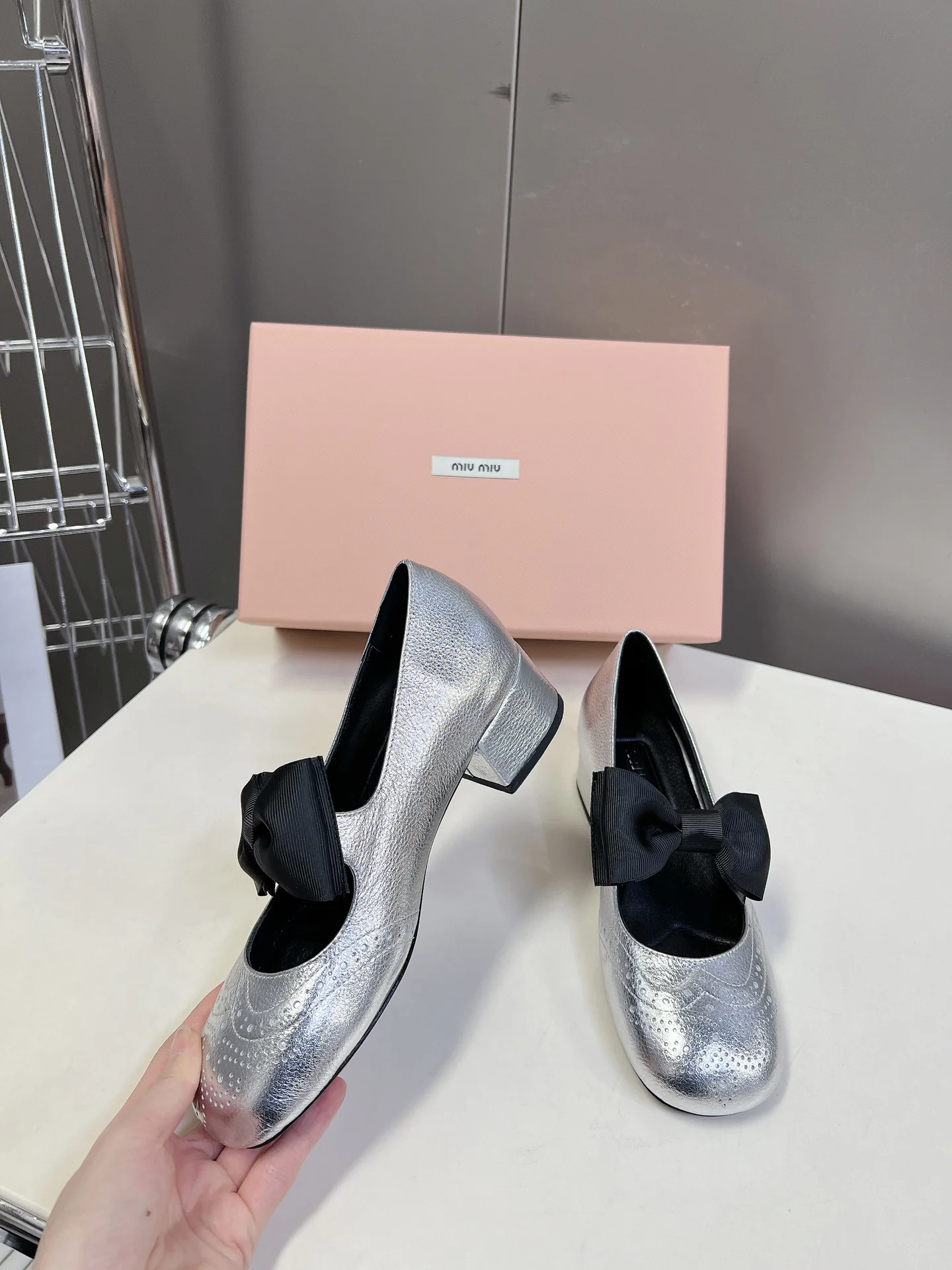 Miu Miu - Классические туфли Мэри Джейн с бантом - Серебристые