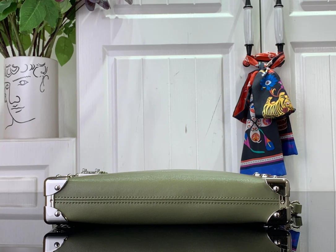 m25445-LV-slim-side-trunk chain bag-black green