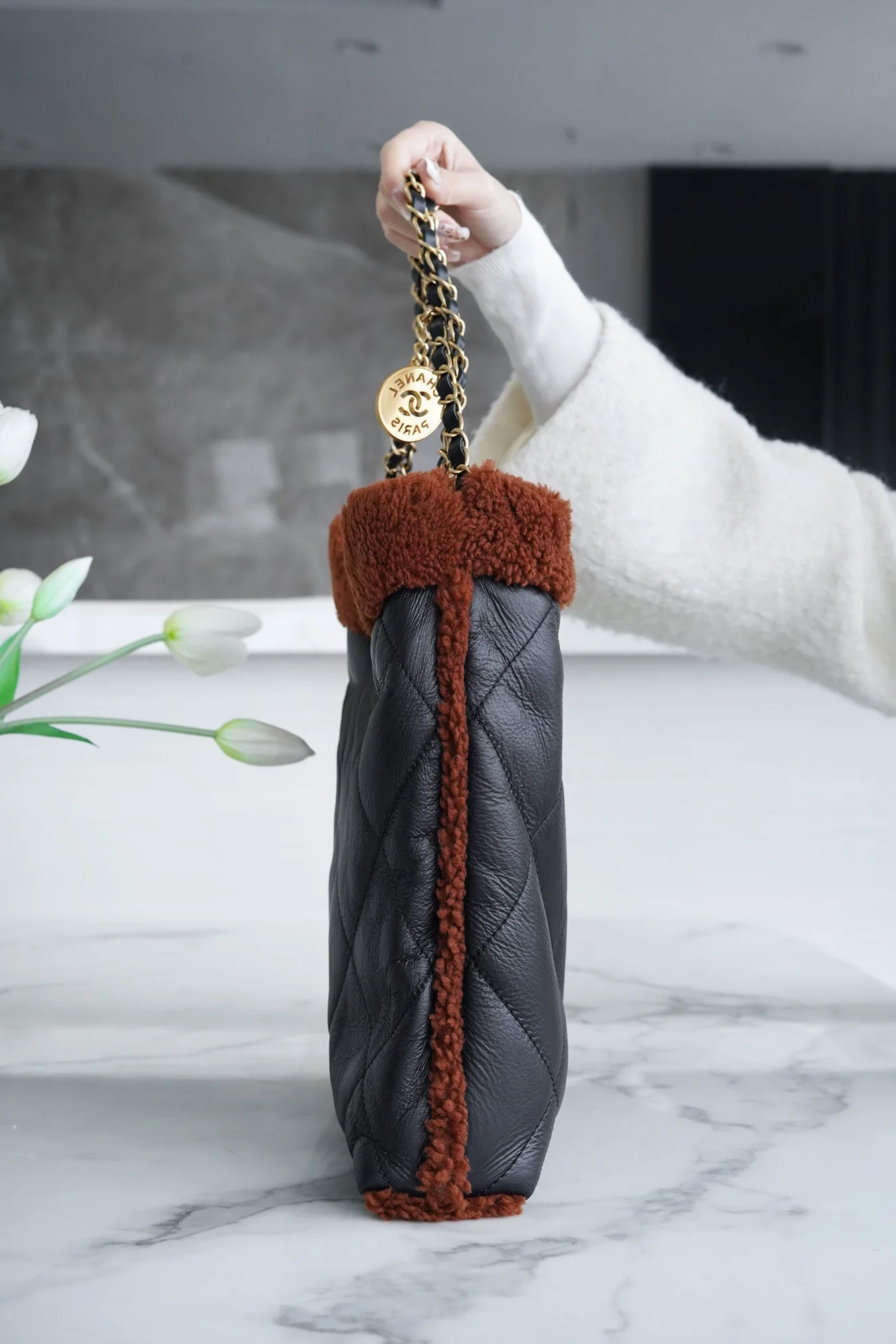 Сумка Chanel No. 22 — вариант с овчиной — чёрно-коричневая.