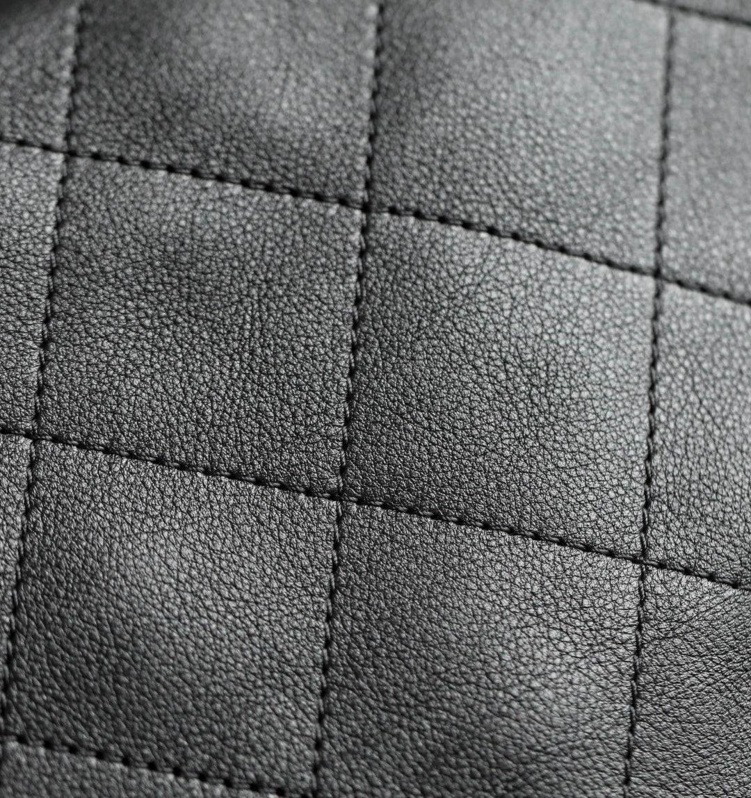 Рюкзак Chanel весна/лето 2020, маленький, черный с золотой пряжкой.