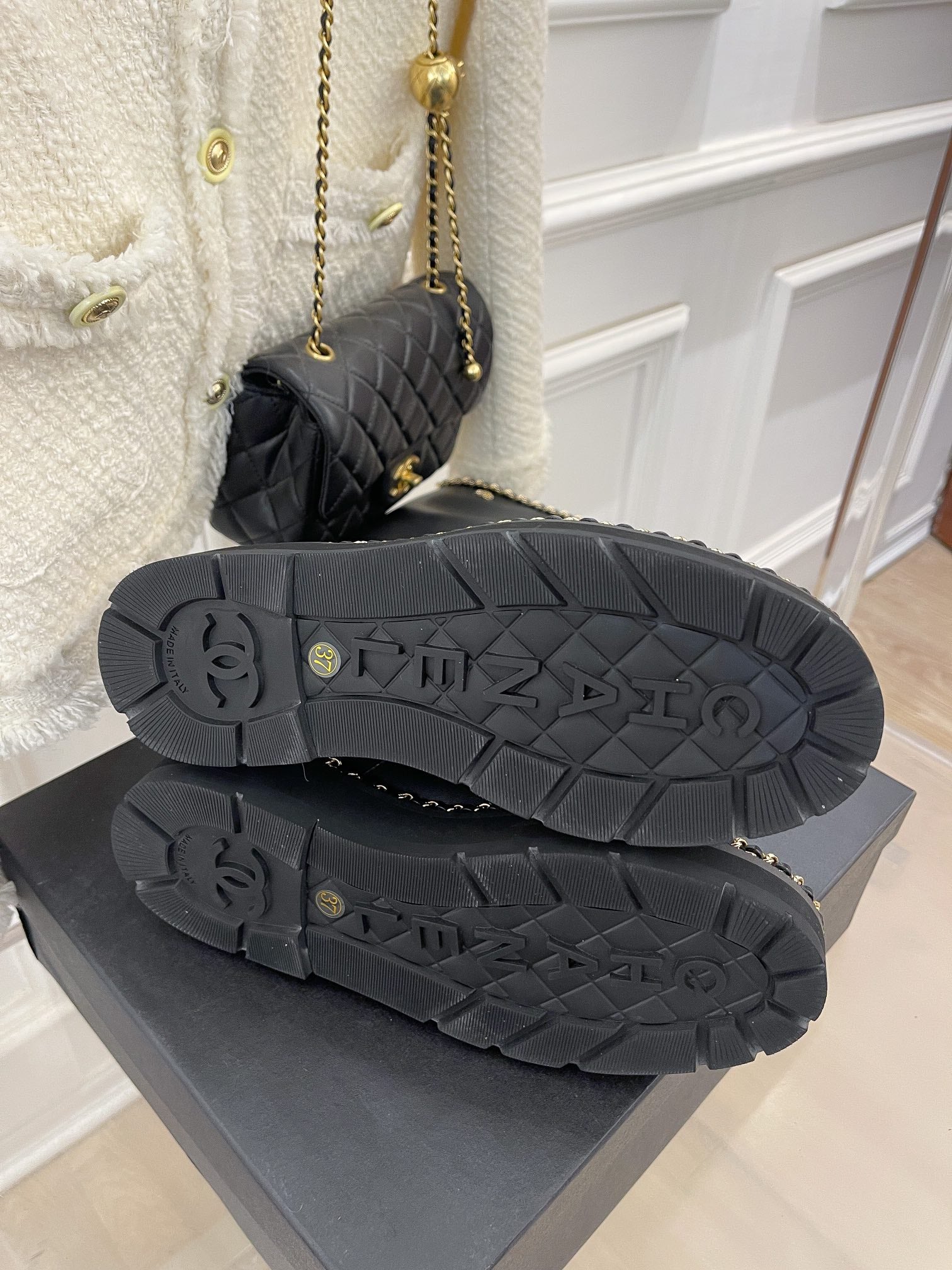 Коллекция Chanel ?Ранняя весна 2022? — Длинные сапоги с цепочкой по краю — Черные