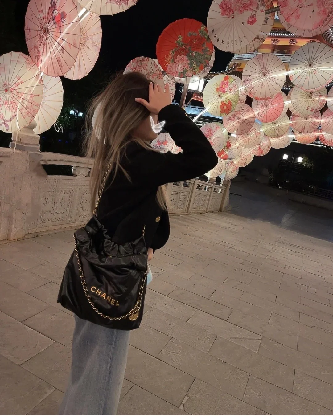 Сумка Chanel 22p 22bag, маленькая, черная, с серебряной пряжкой.