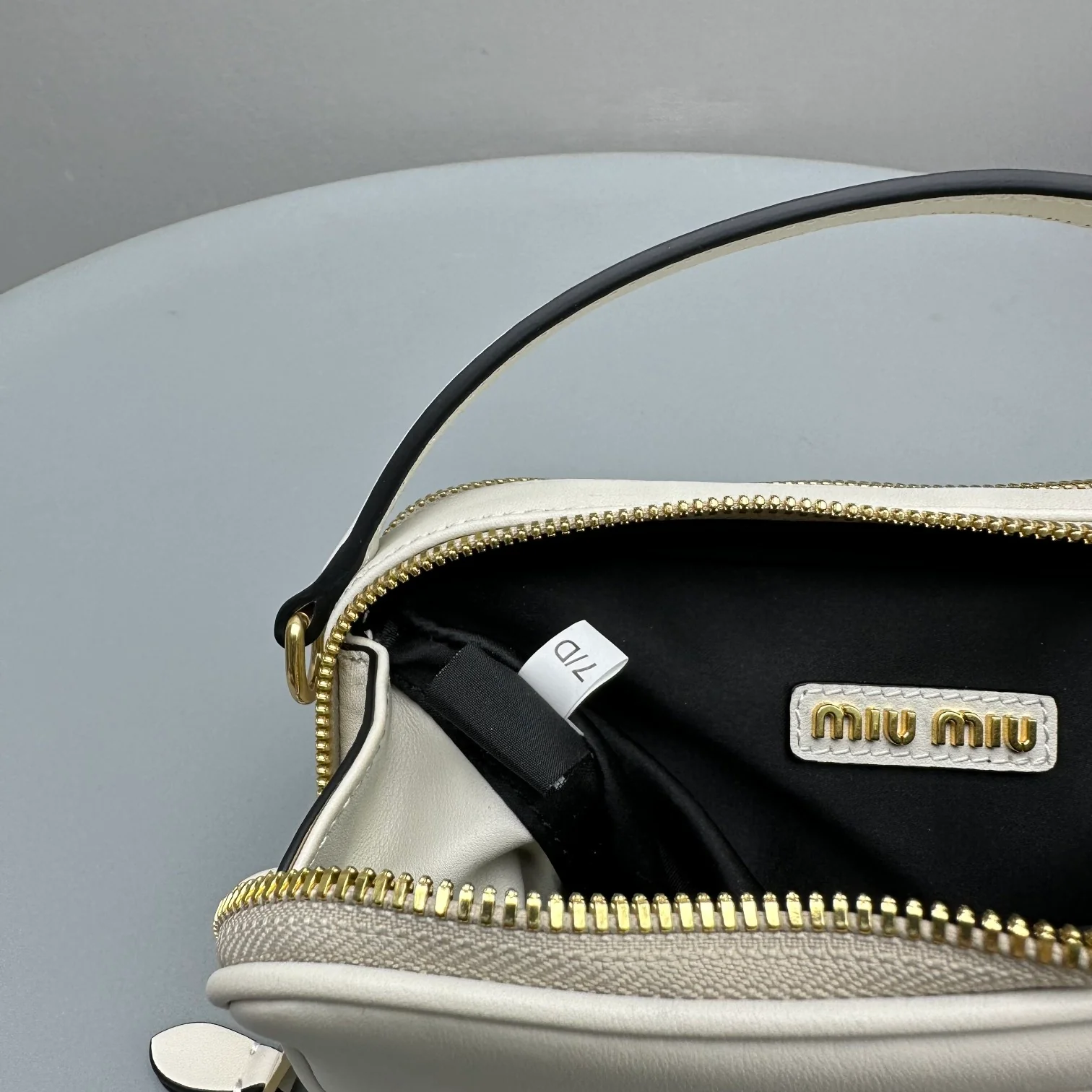 Miu Miu - Сумка/кроссбоди для фотоаппарата, осенне-зимняя коллекция - Полностью белая кожа