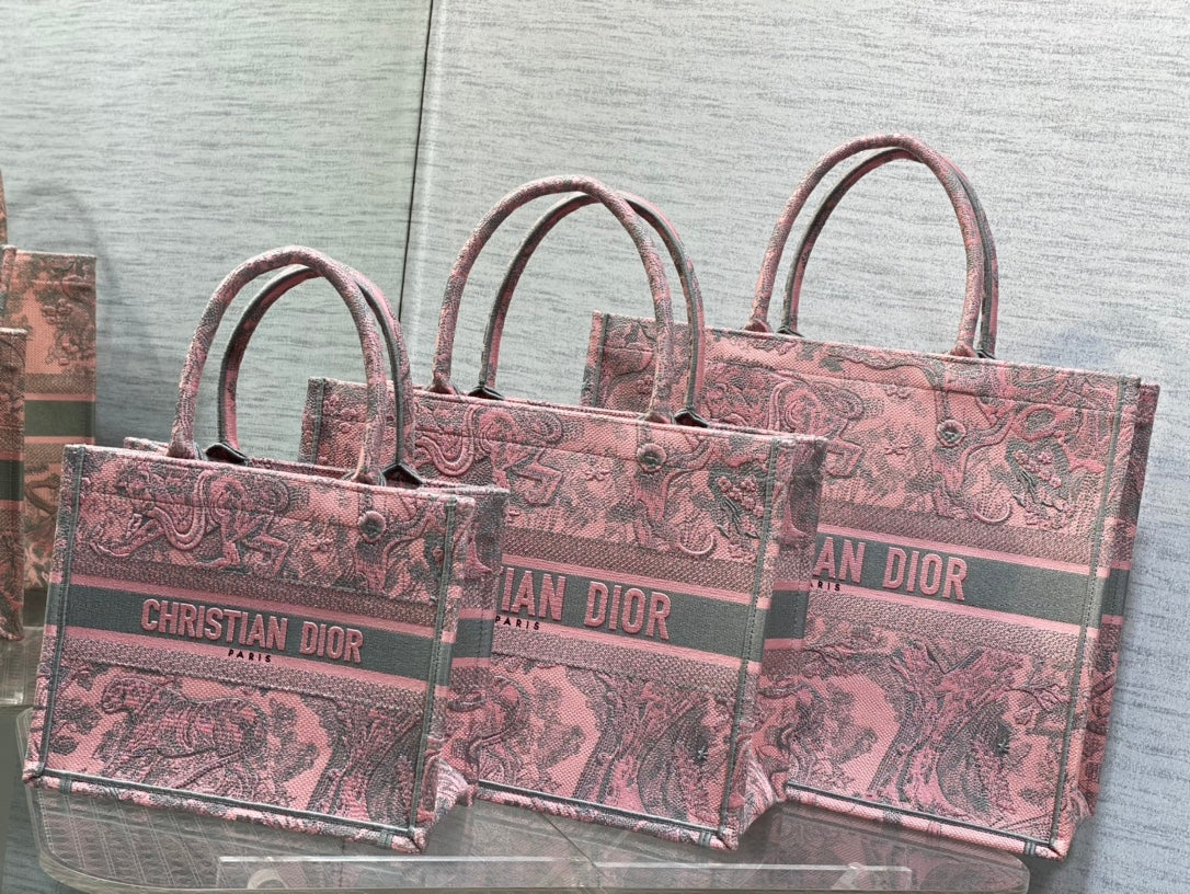 Сумка Dior Book Tote из коллекции Весна/Лето 2023 — Zoo Toilet, серо-розовая — большой размер.