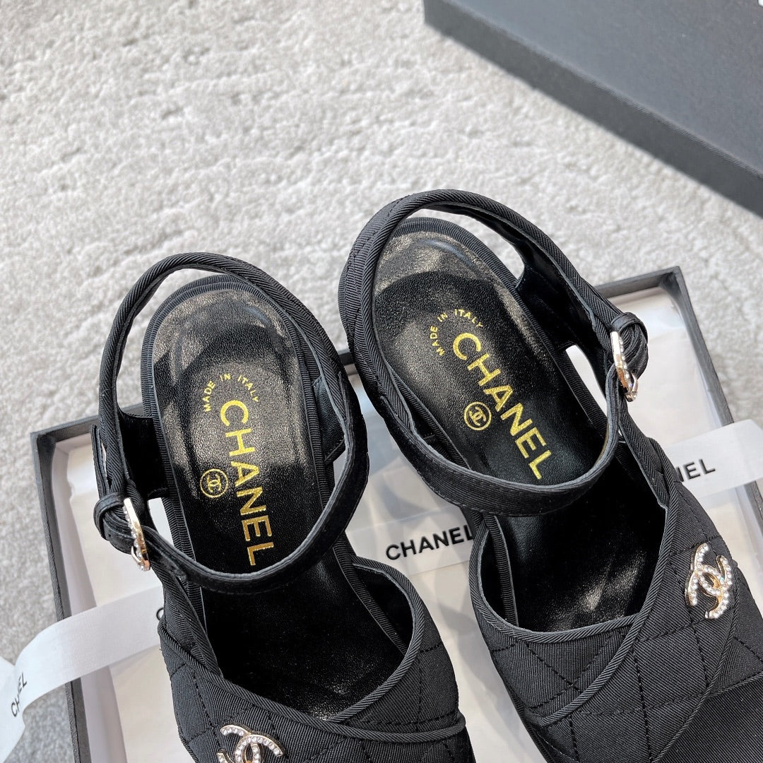 Новинка сезона весна/лето 2023 от Chanel - Сандалии на танкетке из овечьей кожи - Черные