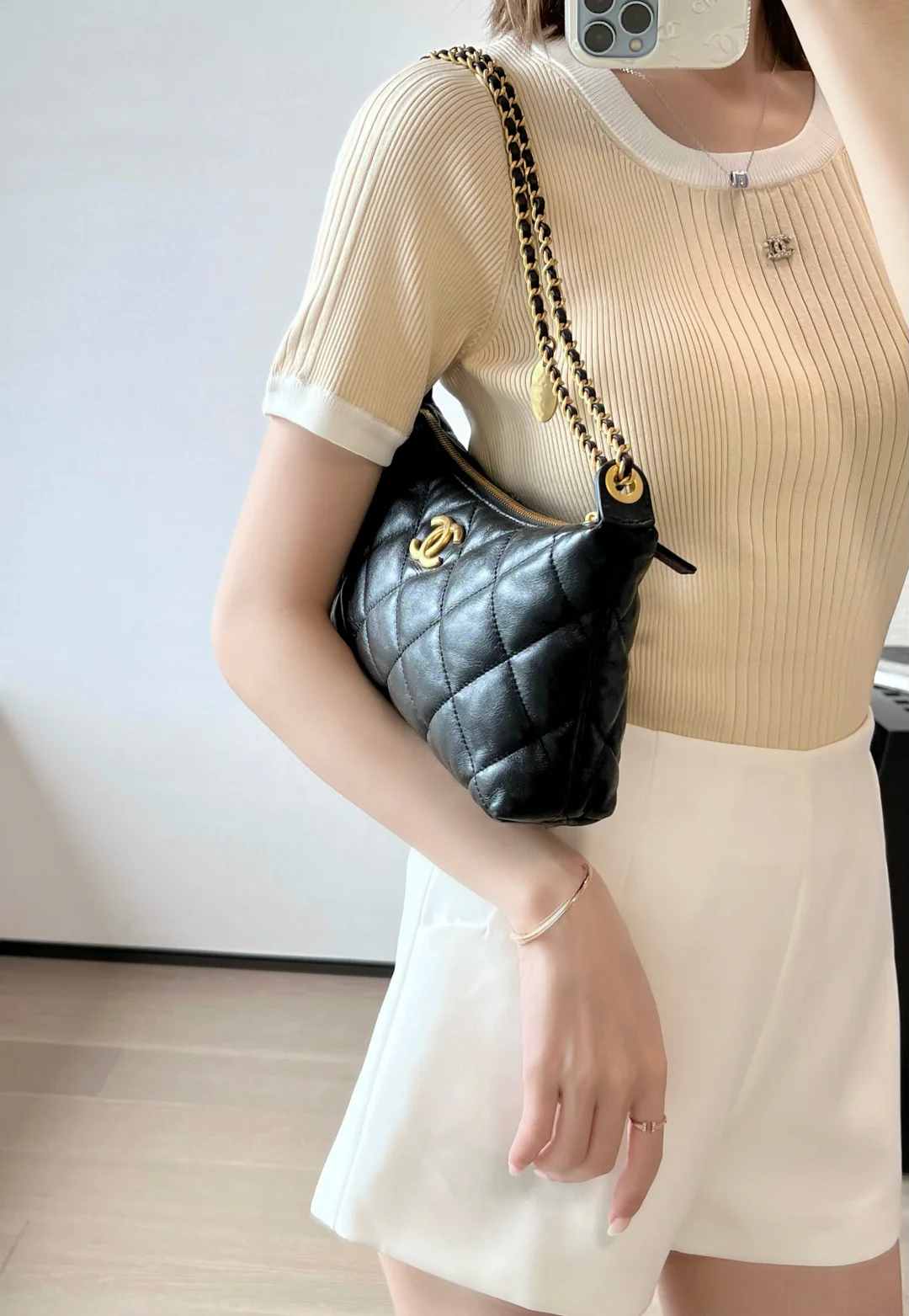 Chanel - ??? - Сумка-мешок на цепочке с монетами - Черная с золотой пряжкой