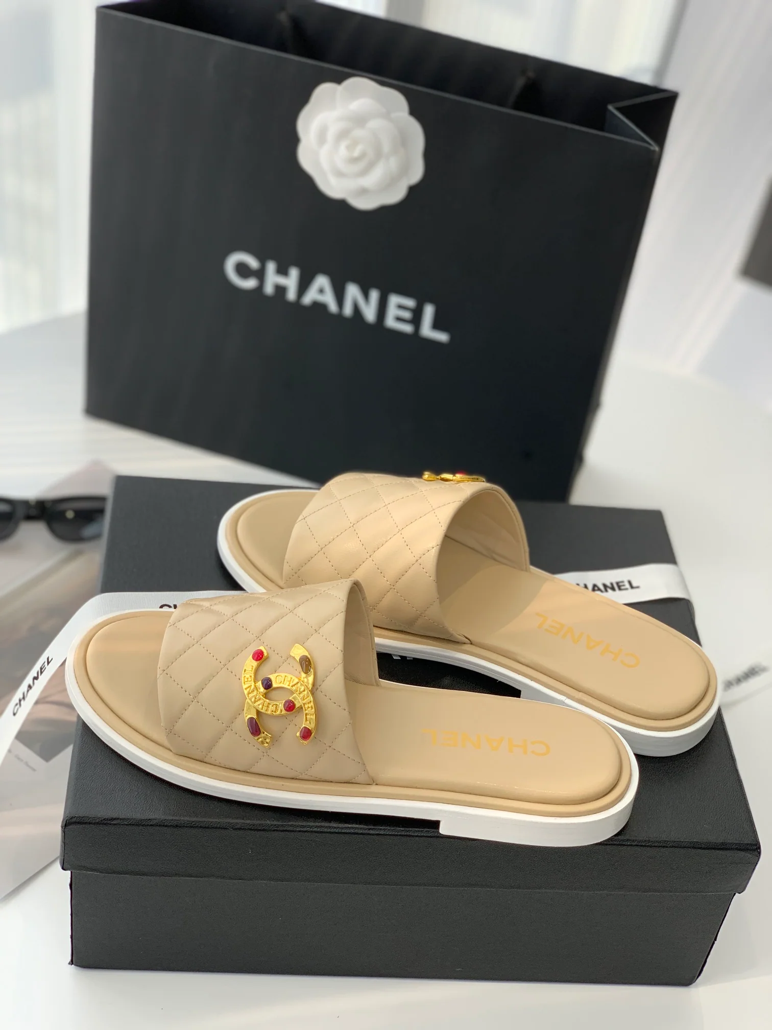 Новые тапочки Chanel 22a Métiers d'Art с пряжкой из драгоценных камней - размеры 35-41