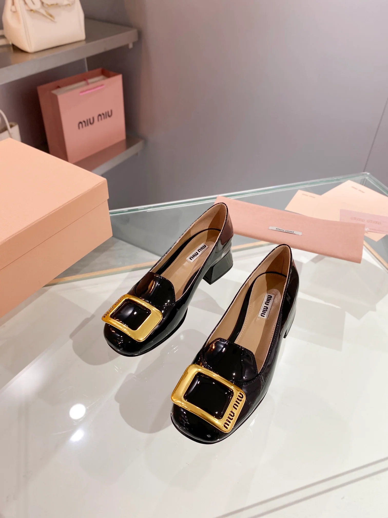 Новинка весны 2023 года от Miu Miu - Туфли на массивном каблуке с закрытым носком - Белые - 1