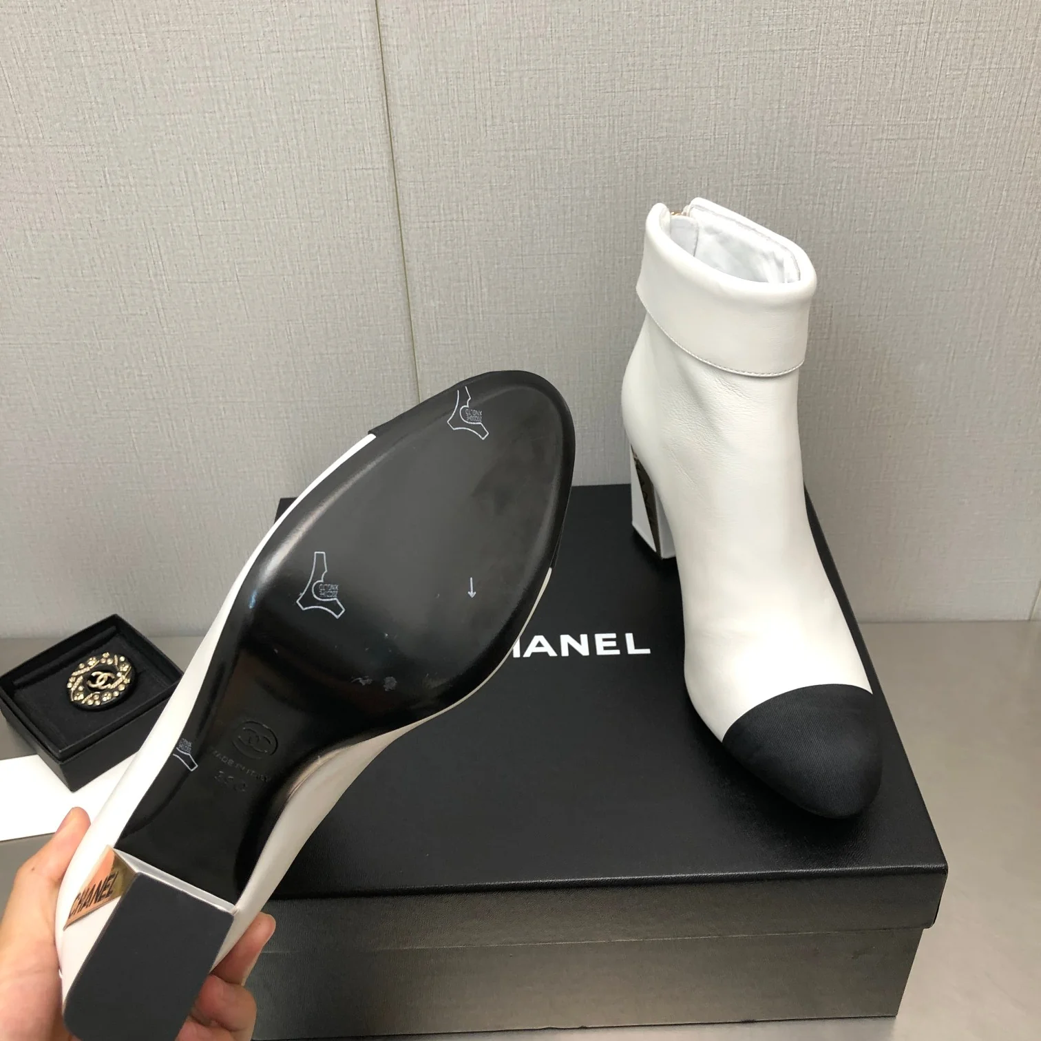 Новинка сезона осень/зима 2022 от Chanel - Ботильоны на высоком каблуке - Белые