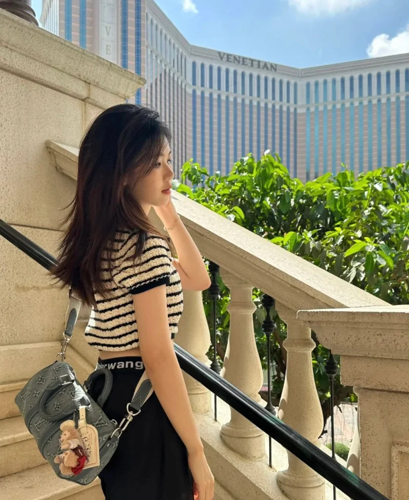 m22762-LV-keepall25-Emboss Denim Style