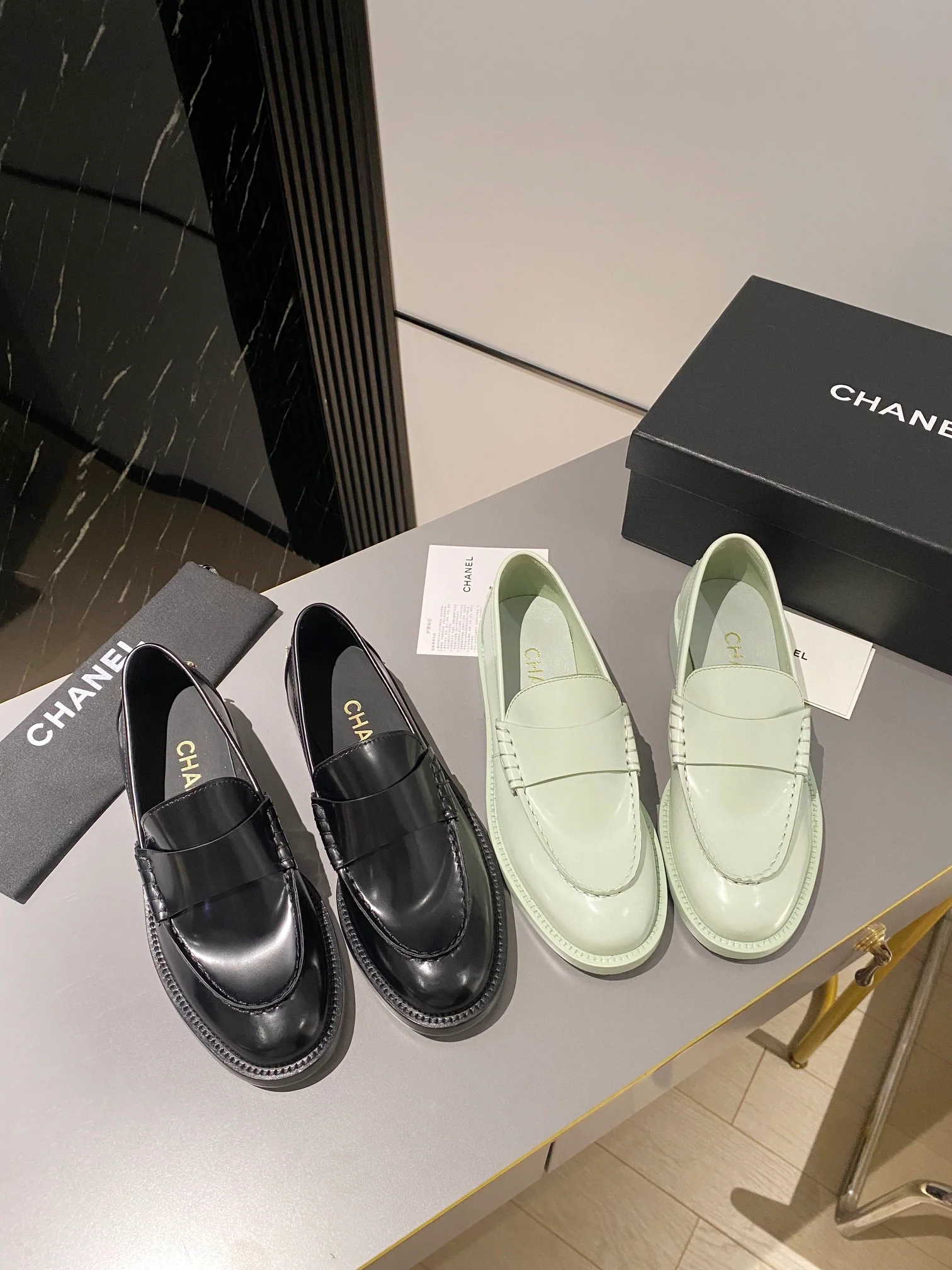 Новинка осенней коллекции Chanel 2023 — Лоферы — Черные