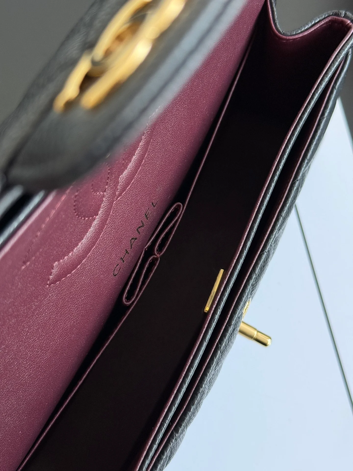 Сумка Chanel CF25 из зернистой кожи с золотой фурнитурой и цепочкой — черная.