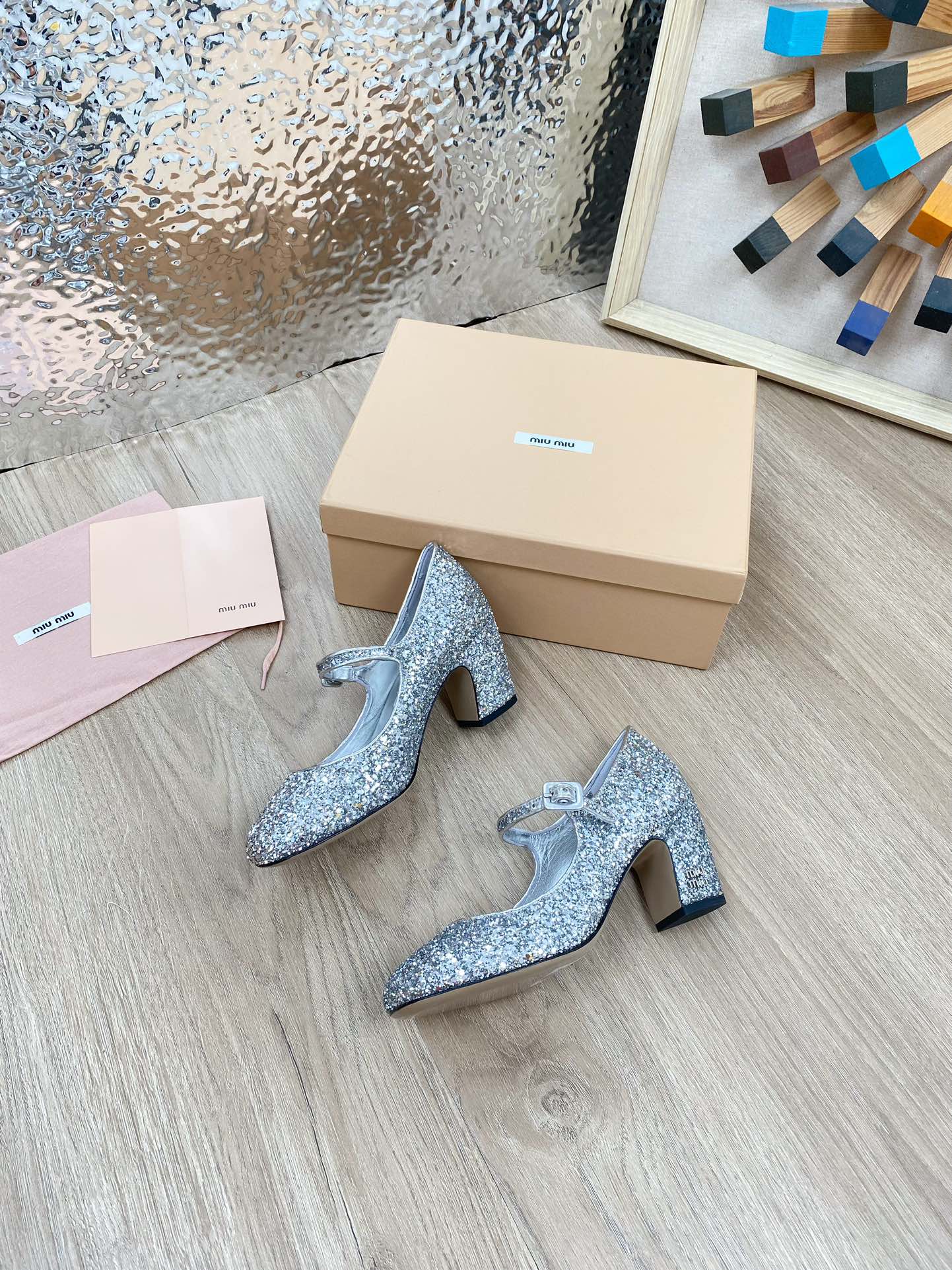 Новинка весны 2023 года от Miu Miu - Туфли на массивном каблуке Greta из лакированной кожи - Серебристые