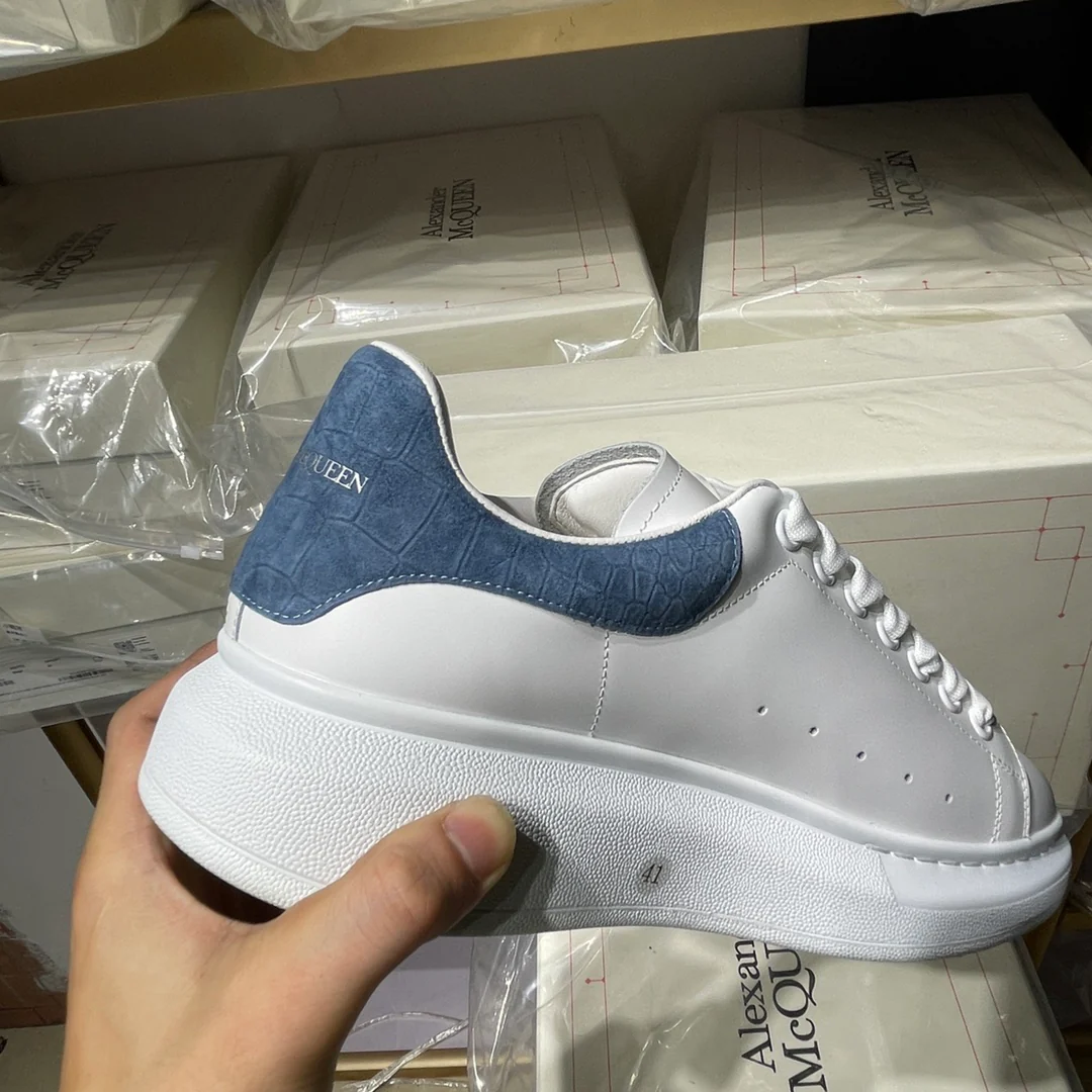 Классические белые кроссовки McQueen - унисекс - пыльно-голубой крокодиловый узор с замшевой пяткой - Премиум-издание