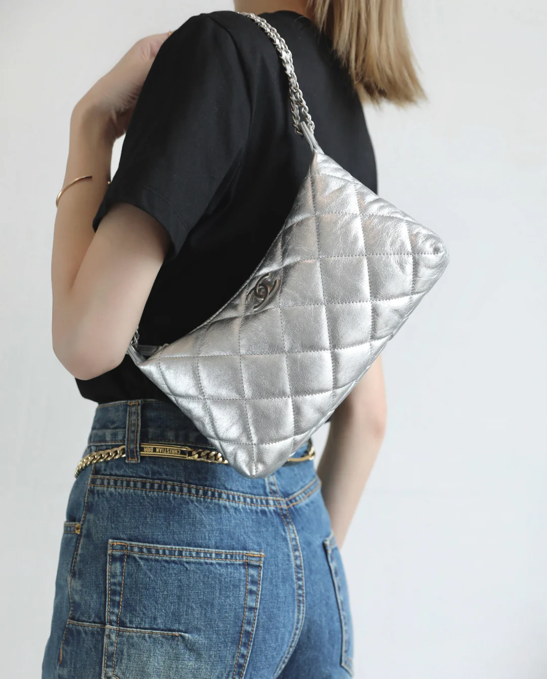Сумка-пельмень Chanel с серебряной цепочкой для монет