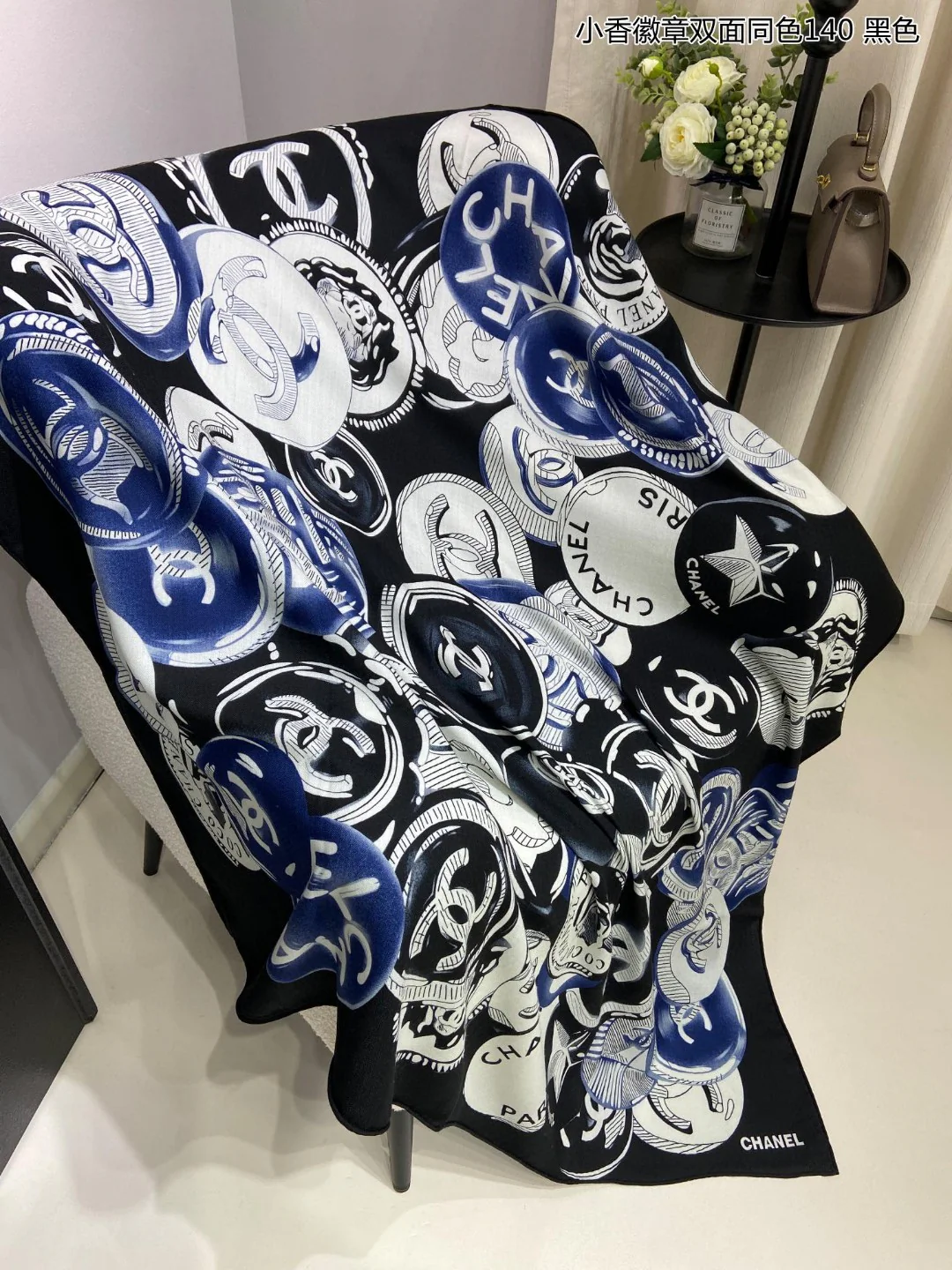 Платок Chanel 2024 с двусторонним значком в комплекте - 140-140