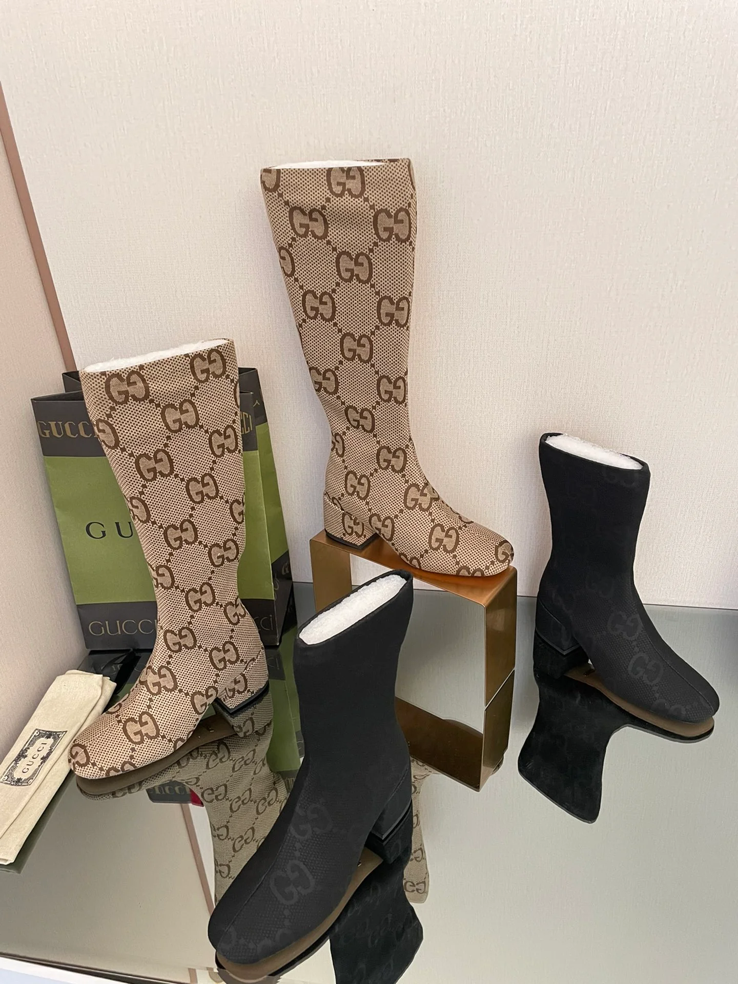 Коллекция сапог Gucci 2022 с большим логотипом и монограммой.