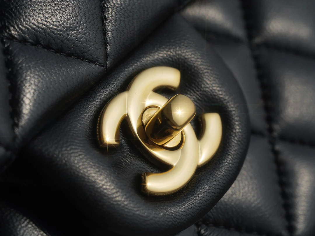 Сумка Chanel CF Medium - 25 см - из черной овечьей кожи с золотой пряжкой - CF25