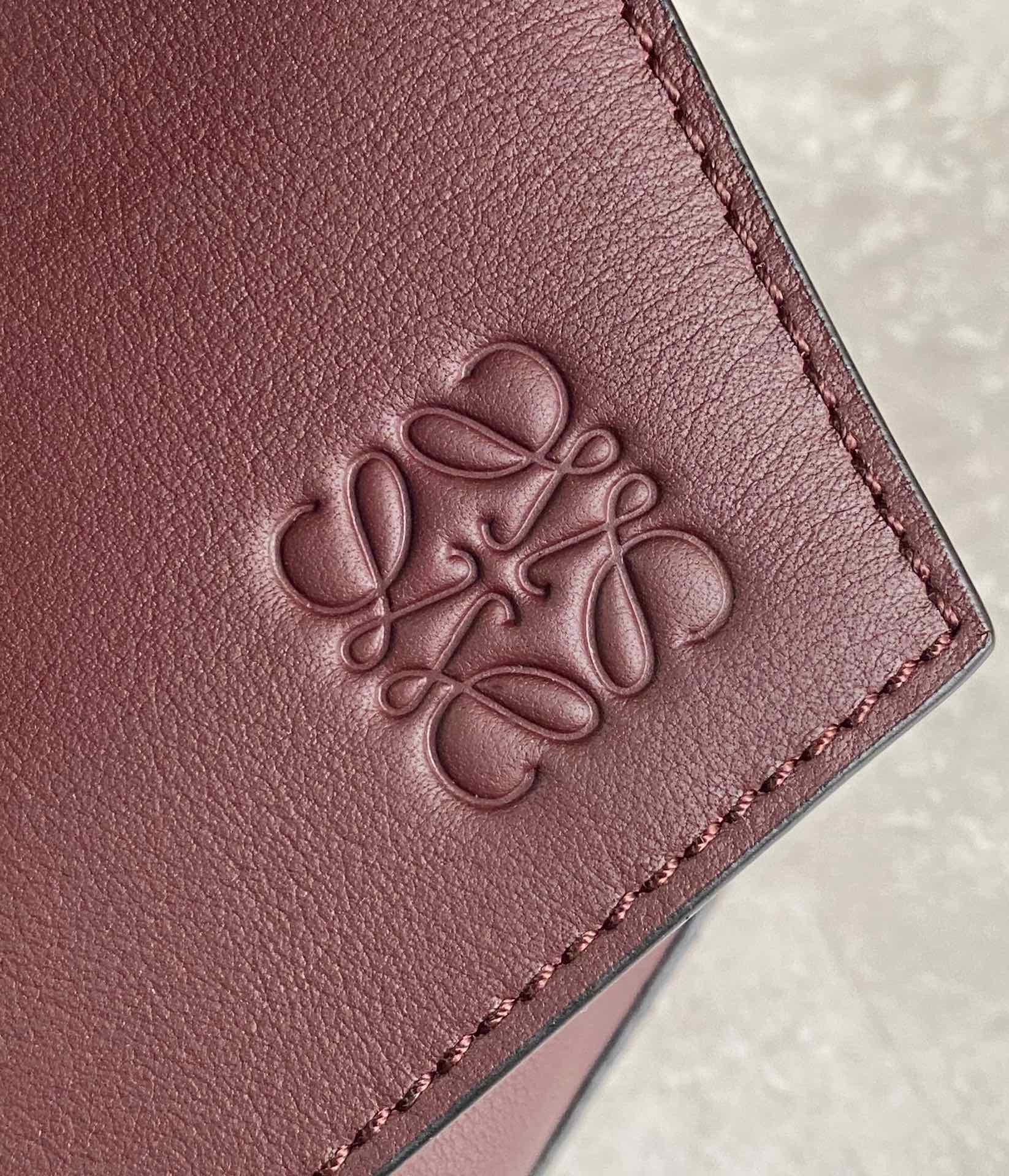 Сумка-хобо Loewe Puzzle под мышкой