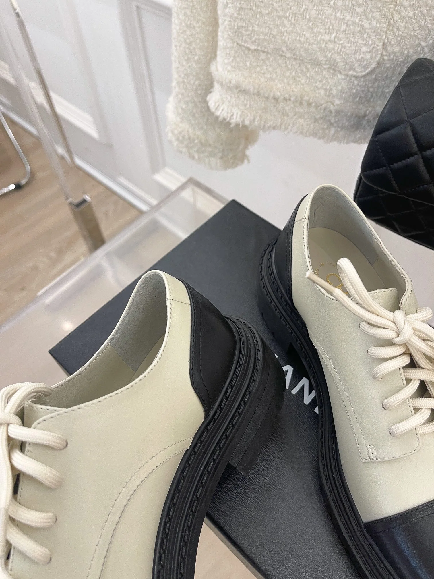 Новинка сезона осень/зима 2022 от Chanel - Классические кожаные туфли - Белые и черные