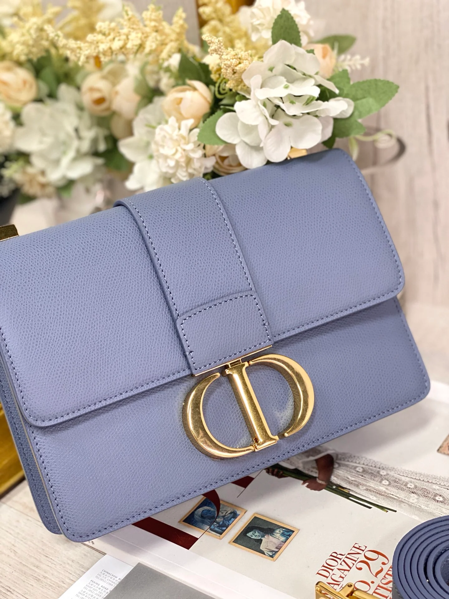 Dior Montaigne 30 серии, 24 см, золотистая фурнитура, кожа с принтом под пальмовые листья, темно-синий цвет.