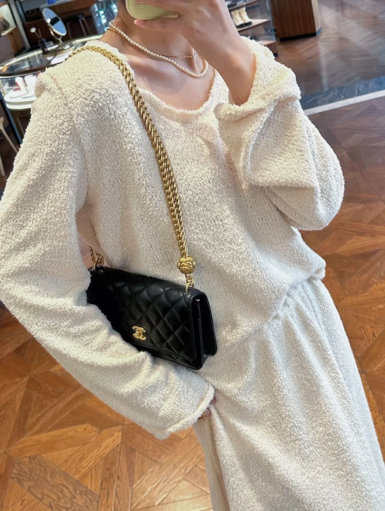 Весенняя коллекция Chanel 2023 - Регулируемая пряжка Camellia WOC - Овечья кожа - Черный - 19 см