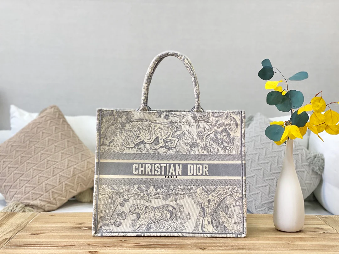 Большая сумка-тоут Dior Book Tote 41 см с вышитым серым тигром.