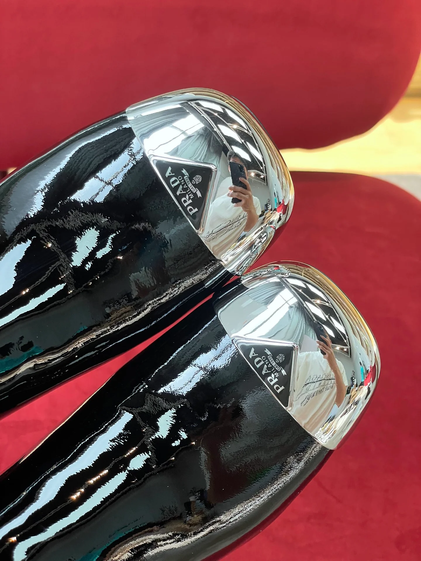 Новинка сезона осень/зима 2022 от Prada — металлические ботильоны с закругленным носком.