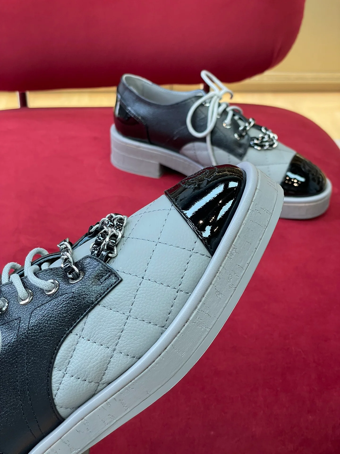 Новинка сезона осень/зима 2022 от Chanel - Кожаные туфли с цепочкой и узором ?личи? - Серые/Черные