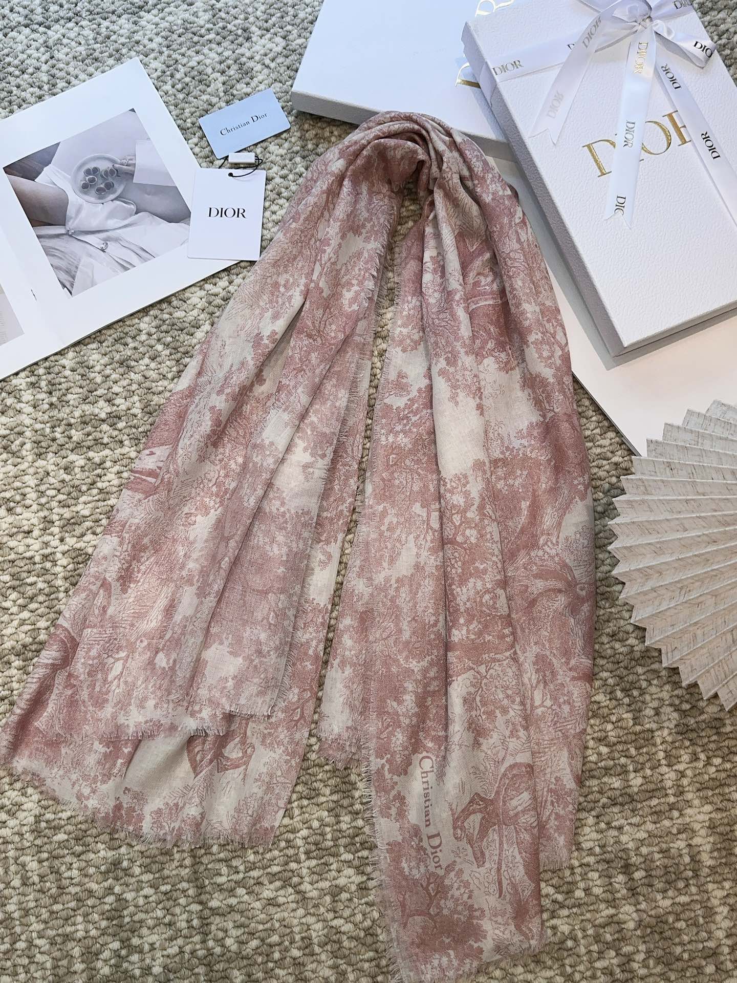 Шарф Dior 2024 с тематикой ?Мир животных? — красный.