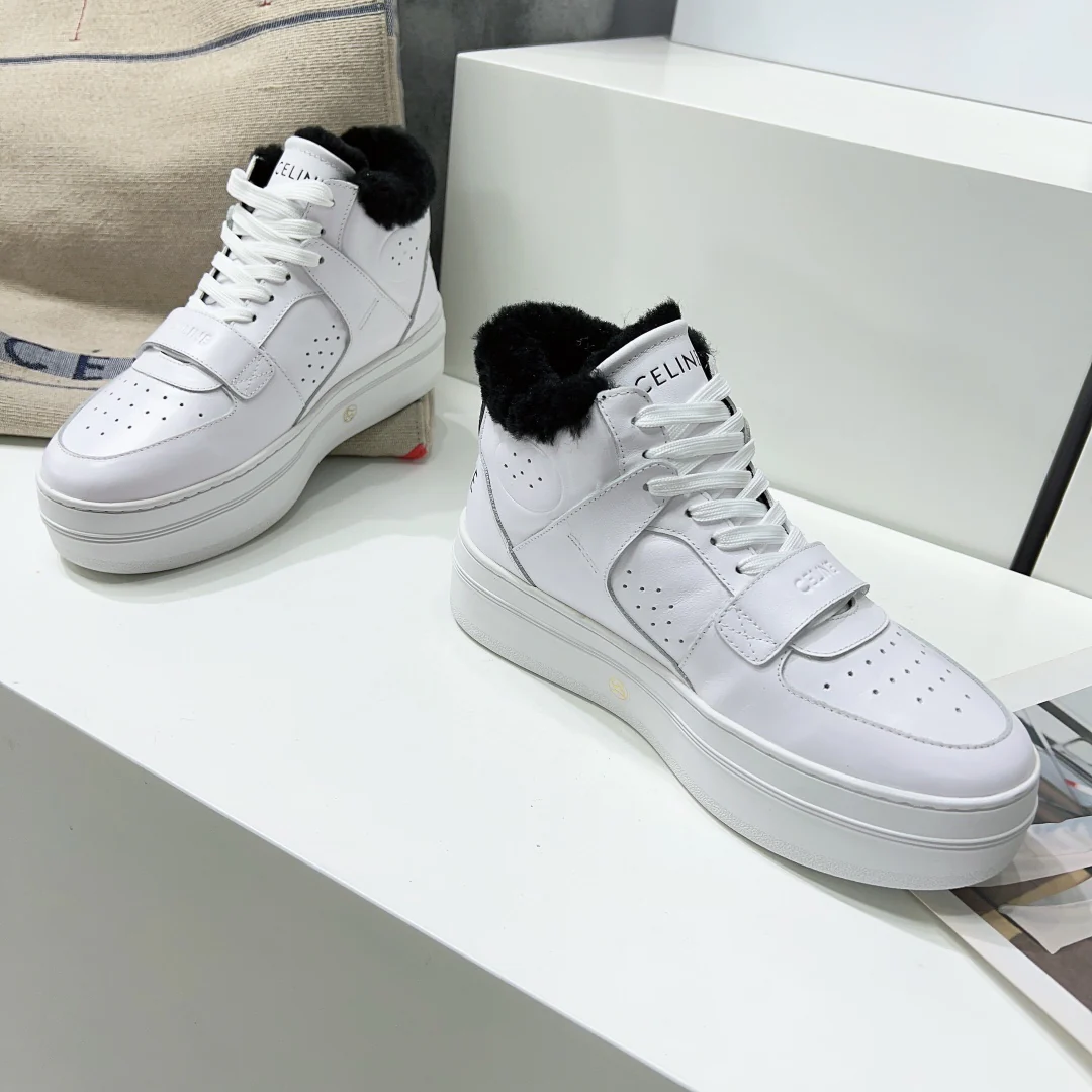 Новинка осенне-зимней коллекции Celine 2022 — высокие кеды на платформе с меховой отделкой — белые.
