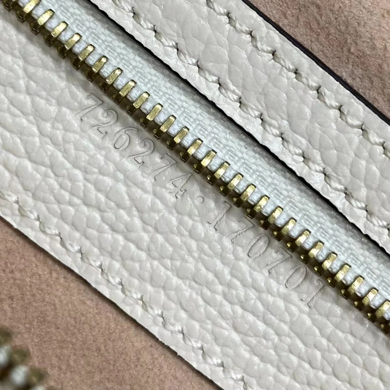 Весенняя коллекция Gucci 2023 — сумка через плечо ?Полумесяц? — белая.