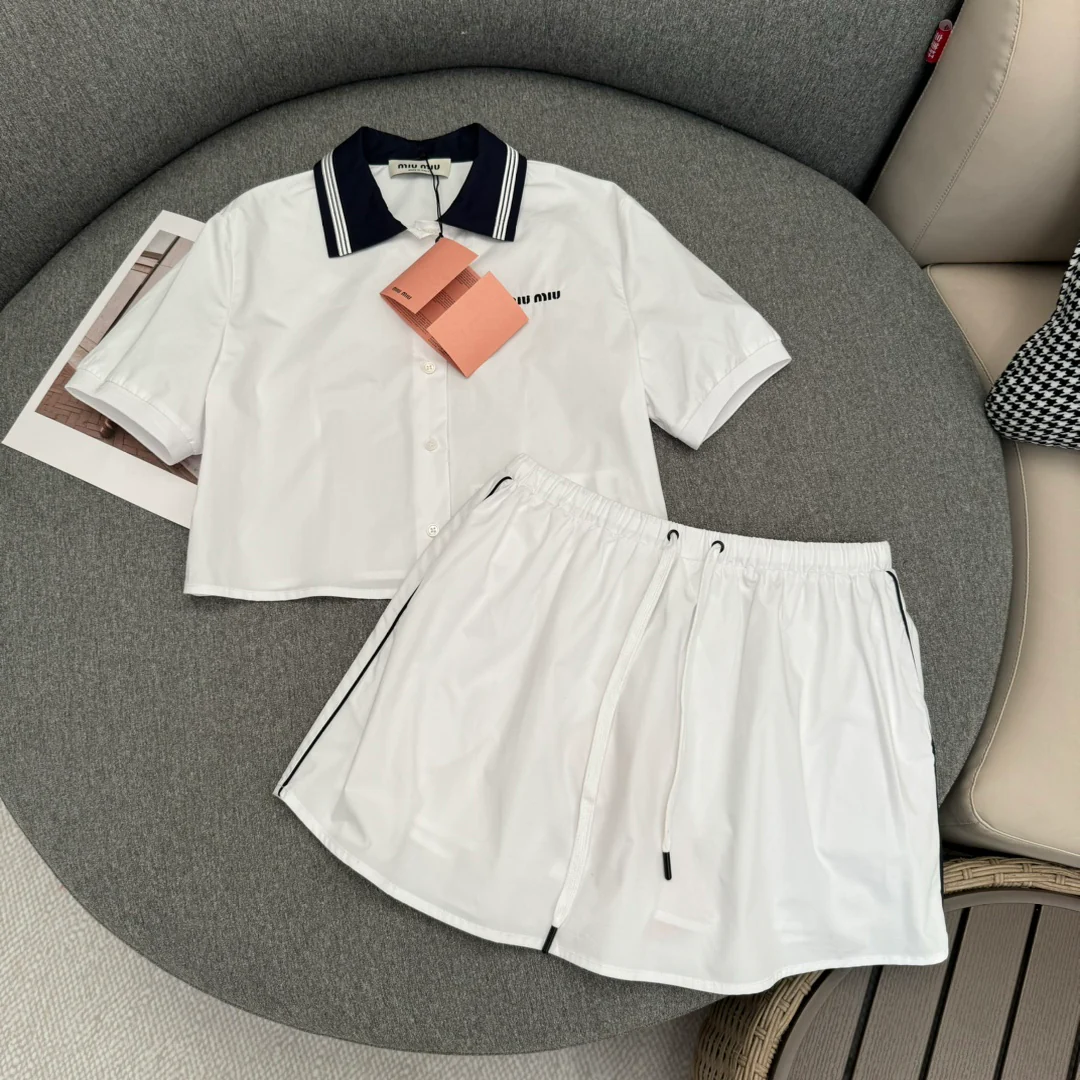 Miu Miu - 2404 - 24 Весна/Лето Новинка Комплект из белой рубашки и юбки из хлопкового поплина в темно-синем стиле