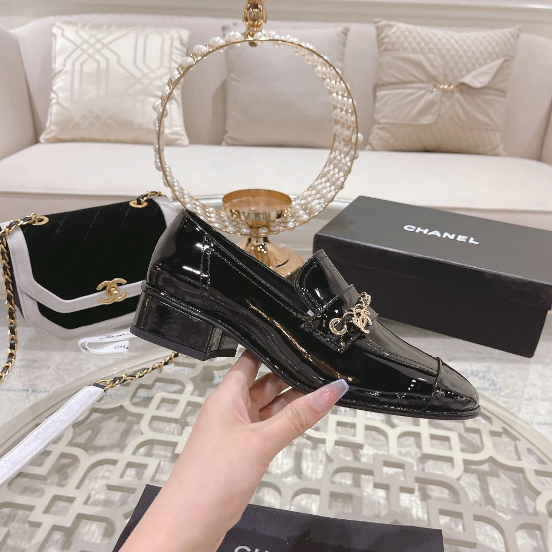 Chanel Осень/Зима 2022 - Кожаные туфли с цепочкой и пряжкой