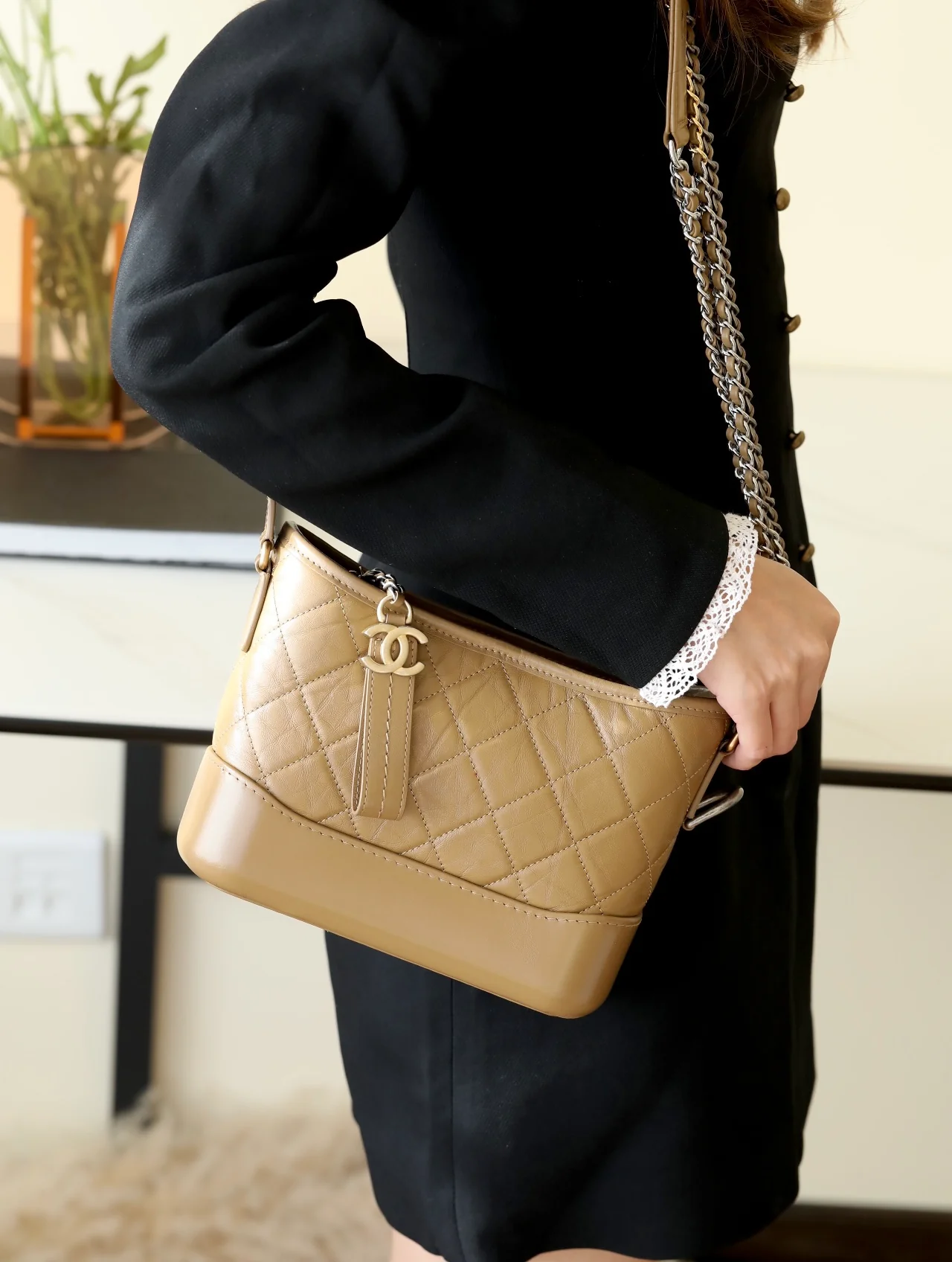 Сумка-хобо Chanel — цвет ?Молочный чай?, стеганый узор — маленький размер.