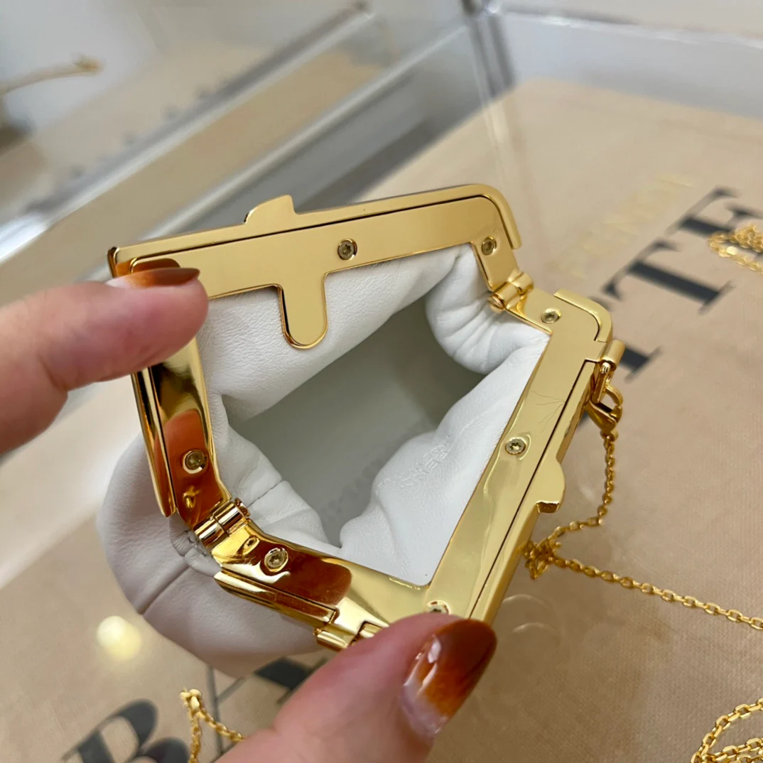 Фирменный стиль Fendi - светло-серая кожа наппа.