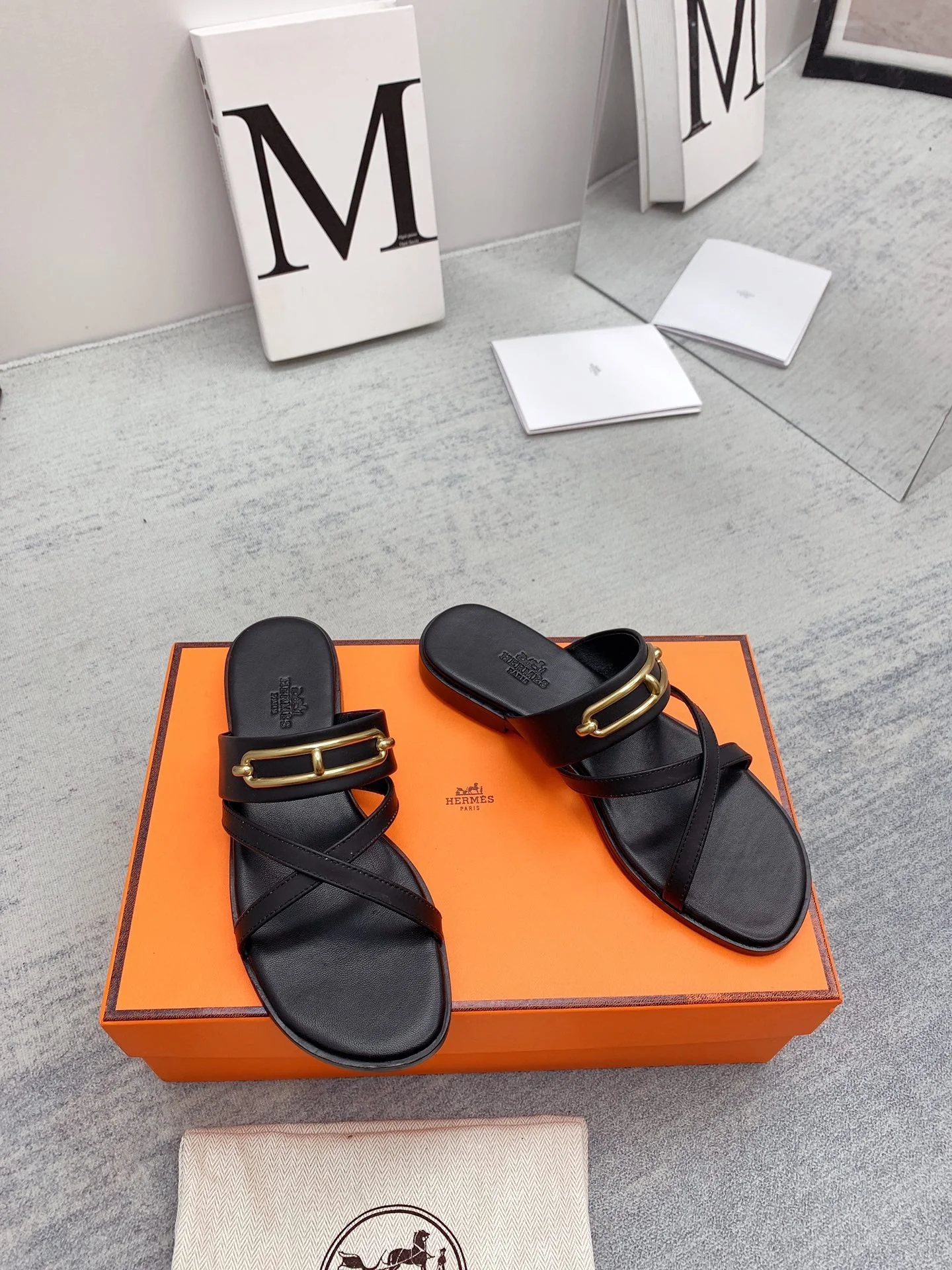 Новинка сезона весна/лето 2022 от Hermes - Текстурированные плоские тапочки - 1