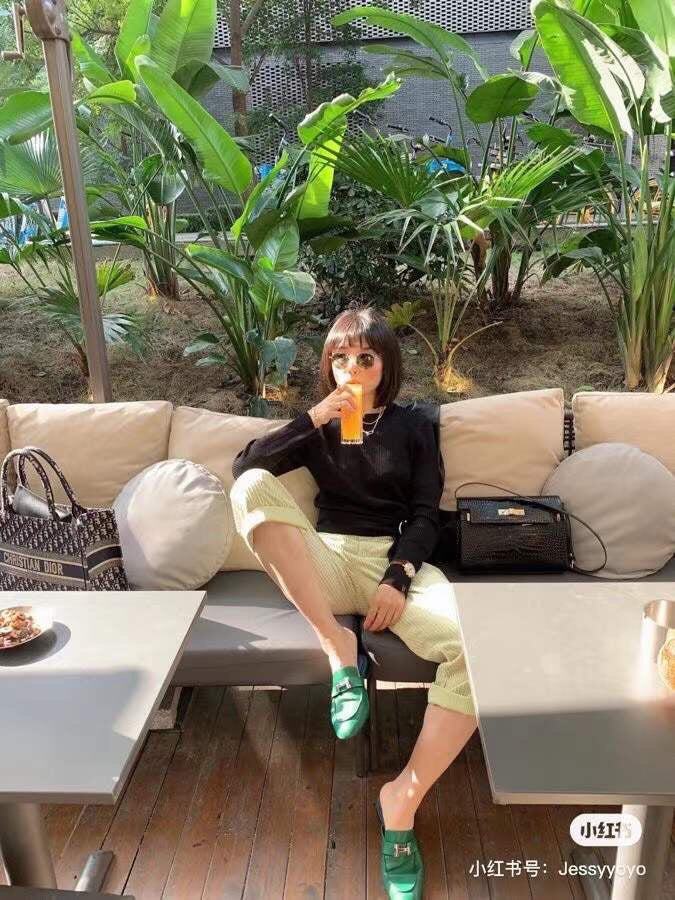 Сумка YSL Manhattan - фурнитура из золотистого материала с тиснением под крокодиловую кожу.