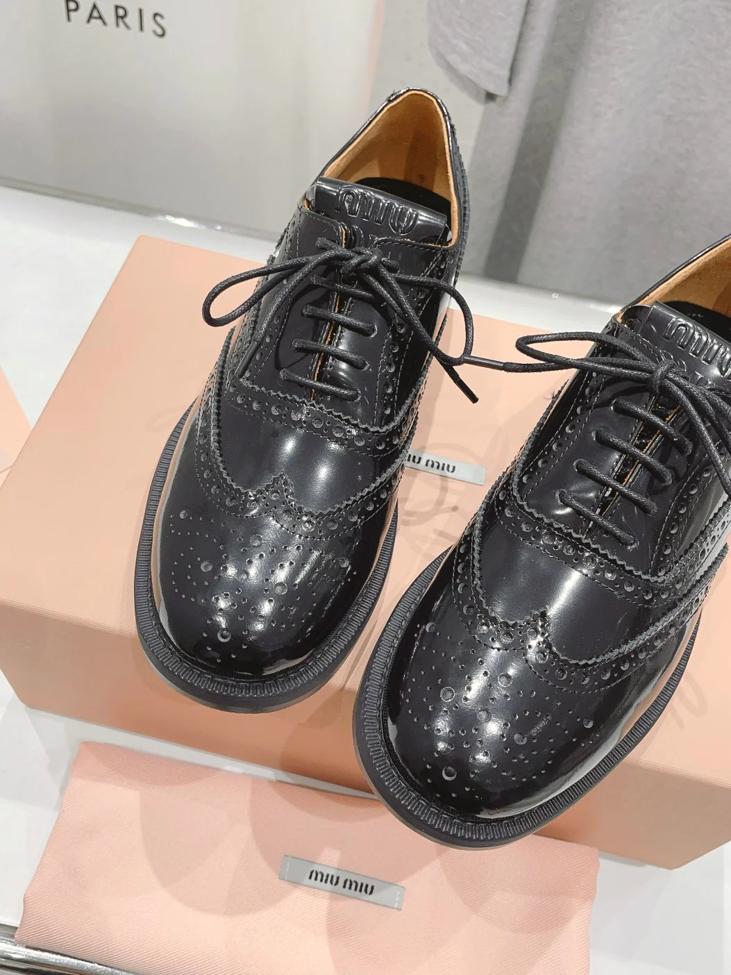 Коллекция Miu Miu весна/лето 2023 — Туфли-броги — Черные