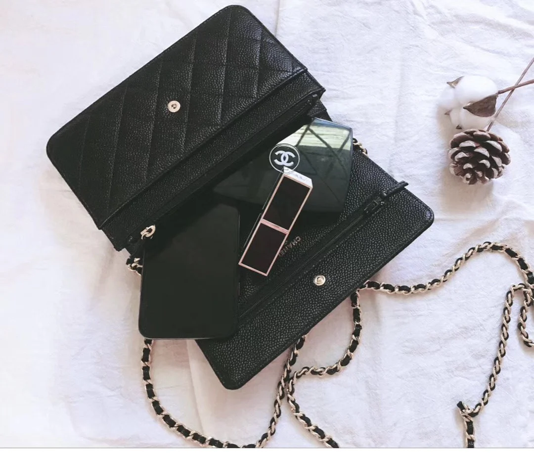 Chanel - Классическая брошь WOC - Черная кожа личи, золотая пуговица