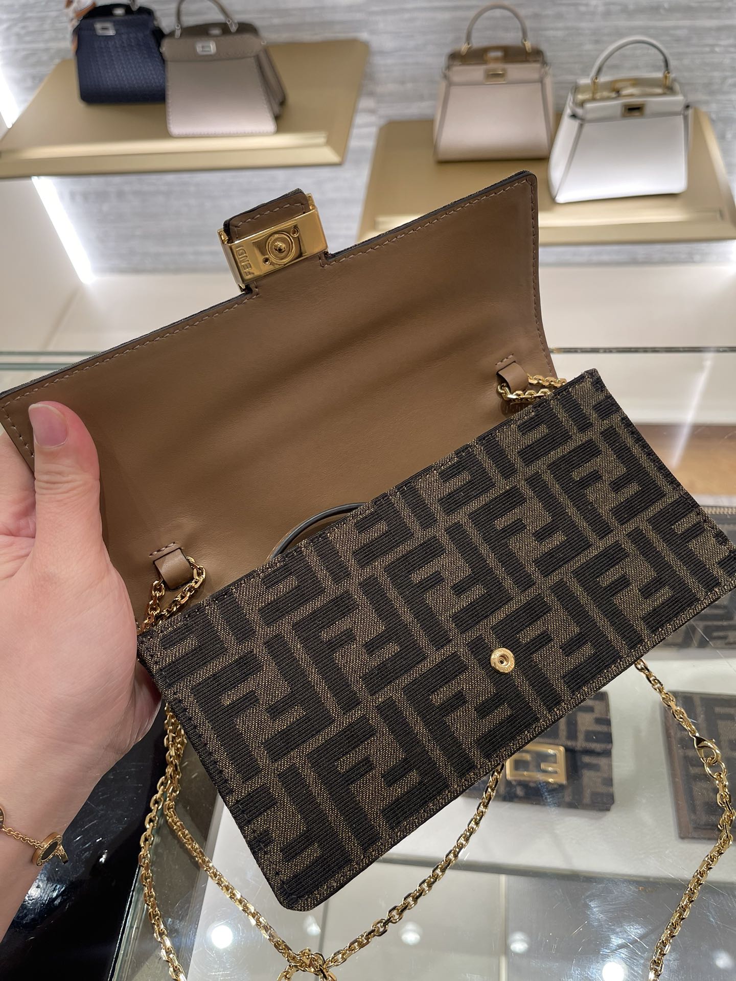 Сумка Fendi с монограммой и цепочкой под мышкой