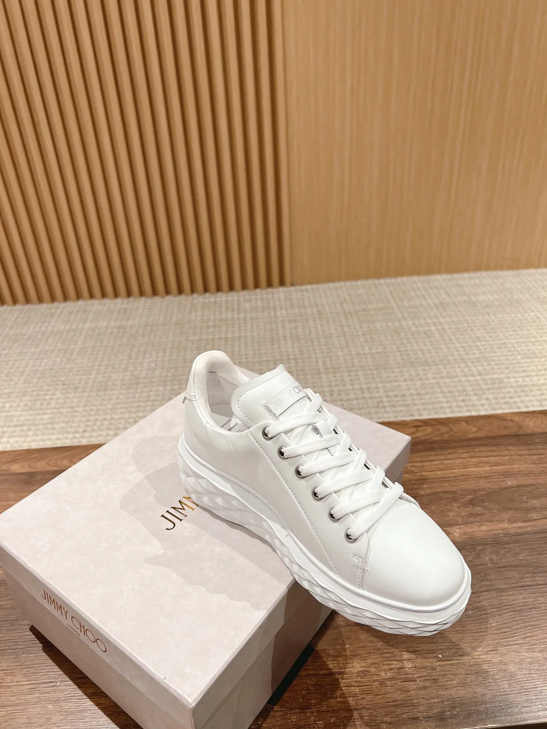 Обувь марки JC - повседневная модель 2024 года - белая.