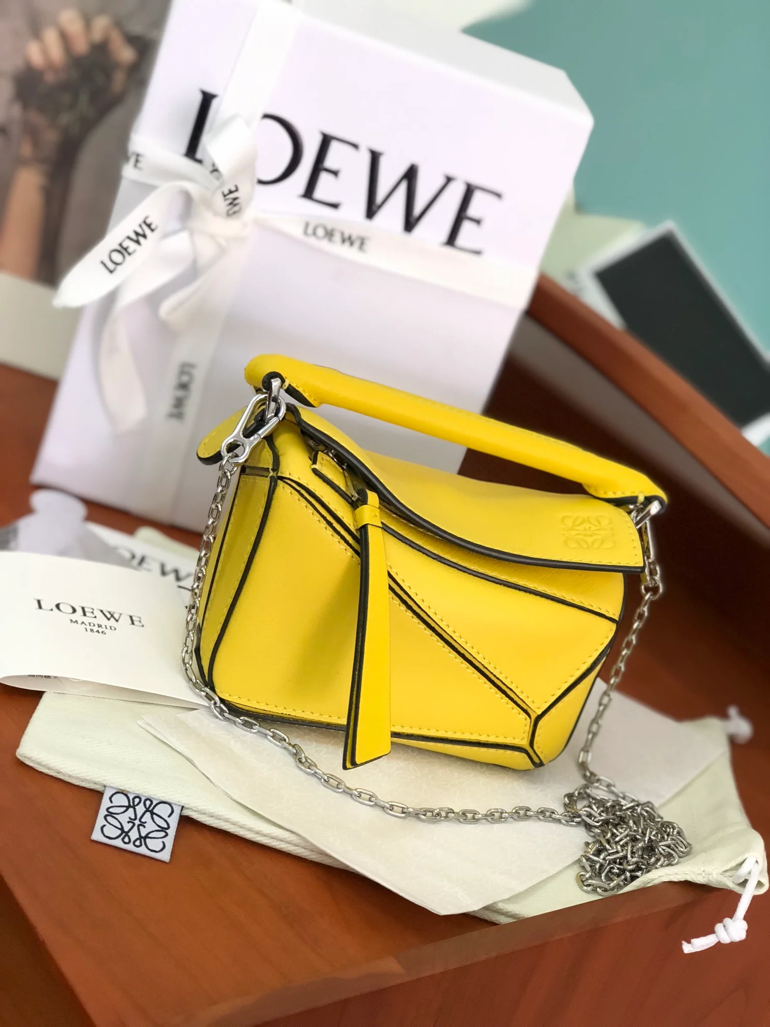 Нано-пазл Loewe ярко-желтого цвета