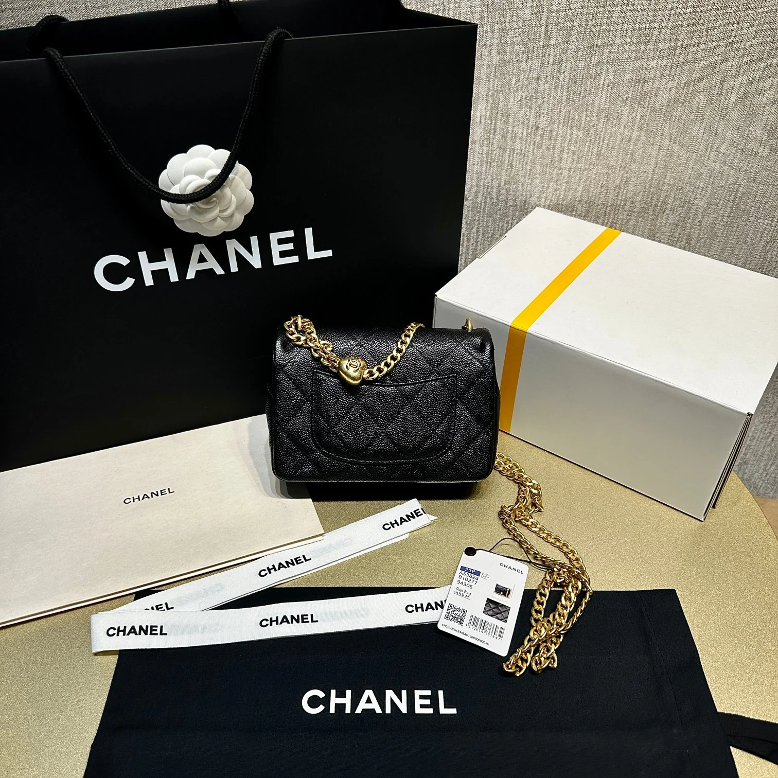 Новинка сезона весна/лето 2023 от Chanel - сумка CF Heart с регулируемой пряжкой и цепочкой - телячья кожа с текстурой 